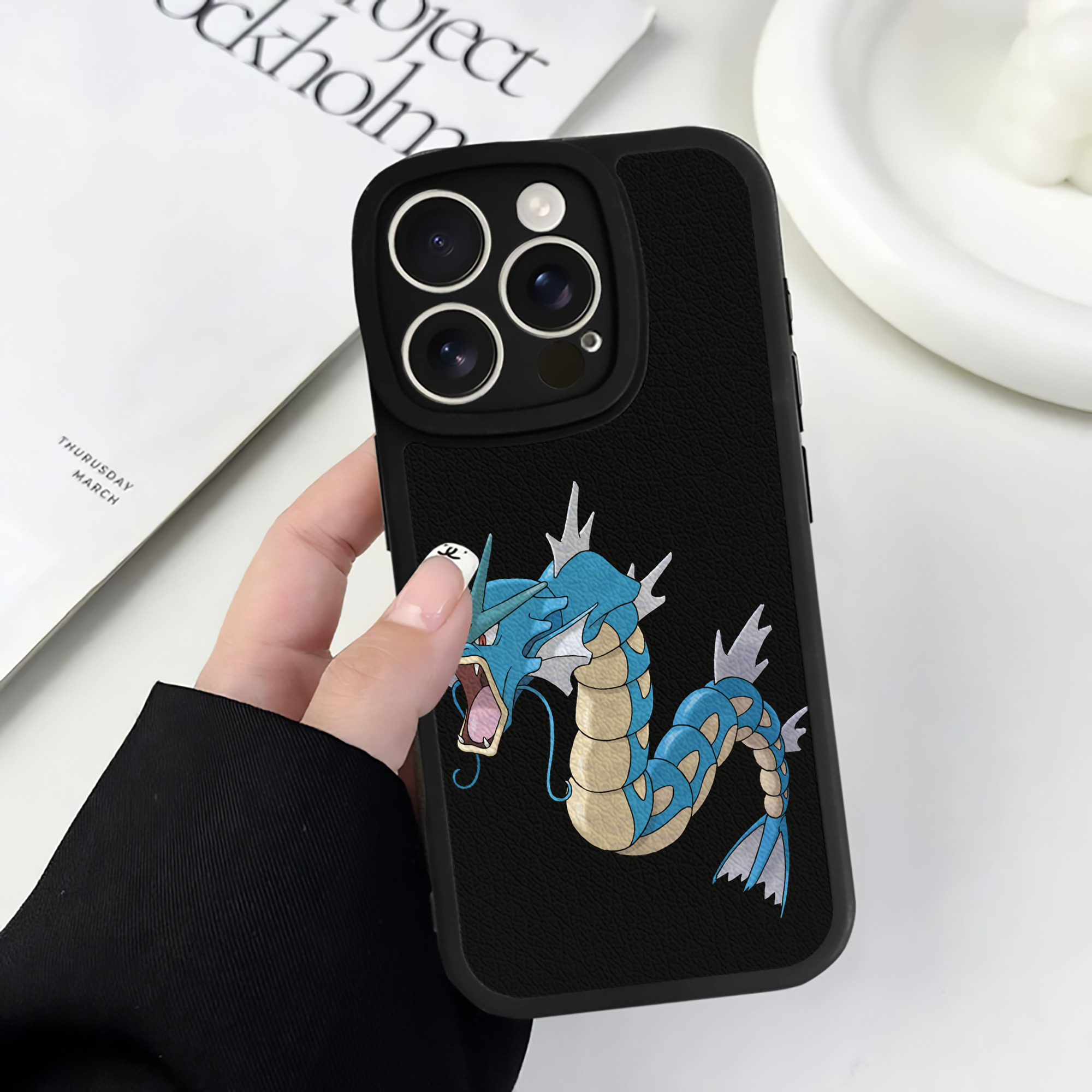 （画像用） ポケットモンスター Pokémon 【iPhone 16シリーズ対応】シリコンスマホケース（レザー調） 材質：シリコン